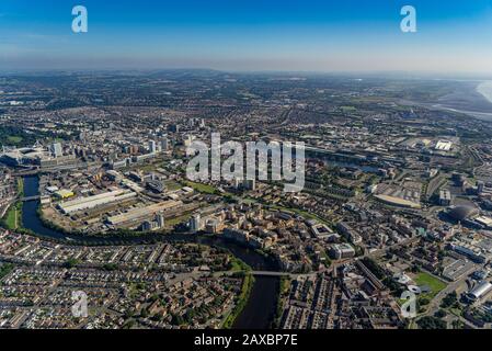 Aus der Vogelperspektive über das Stadtzentrum von Cardiff, die Hauptstadt von Wales Stockfoto