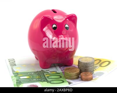 Schweinebank und Geld vor weißem Hintergrund Stockfoto