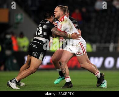 Ligi Sao (links) von Hull FC und Kyle Trout von Hull Kingston Rovers Stockfoto