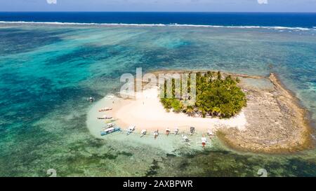 Touristen auf einer kleinen tropischen Insel entspannen. Guyam Insel Siargao, Philippinen. Marine mit einer schönen Insel. Stockfoto