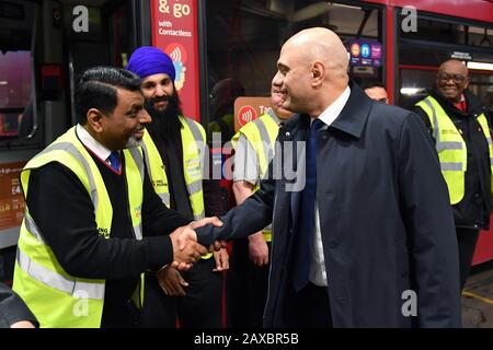 Schatzkanzler Sajid Javid trifft bei einem Besuch in der zentralen Buswerkstatt von Birmingham auf Busfahrer. Stockfoto