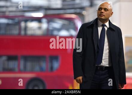 Schatzkanzler Sajid Javid bei einem Besuch in der zentralen Buswerkstatt von Birmingham. Stockfoto