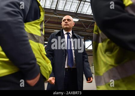 Schatzkanzler Sajid Javid spricht mit Mechanikern bei einem Besuch in der Central Bus Garage von Birmingham. Stockfoto