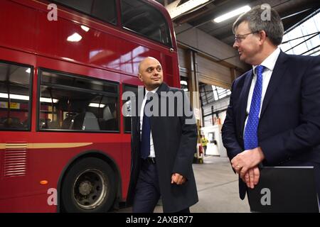 Schatzkanzler Sajid Javid (links) spricht mit Tom Stables, Managing Director von National Express bei einem Besuch in der Central Bus Garage von Birmingham. Stockfoto