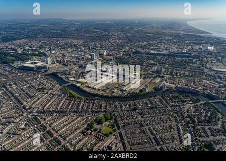 Aus der Vogelperspektive über das Stadtzentrum von Cardiff, die Hauptstadt von Wales Stockfoto