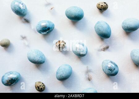 Gruppe ombre blaue Ostereier isoliert auf weißem Hintergrund. Gefärbte Ostern eggs.Compositions in Pastellfarben. Osterkonsept. Flache Lage, Draufsicht. Kopierbereich Stockfoto