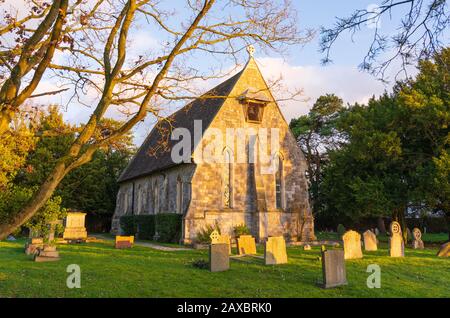 Winterlicht auf der Kirche von St. Thomas, Perry Green, Much Hadham, Hertfordshire. GROSSBRITANNIEN Stockfoto