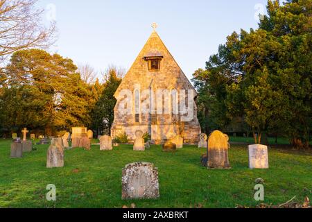 Winterlicht auf der Kirche von St. Thomas, Perry Green, Much Hadham, Hertfordshire. GROSSBRITANNIEN Stockfoto