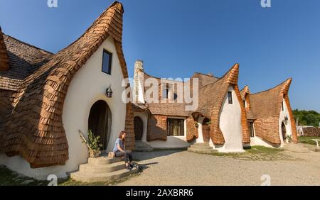 PORUMBACU DE SUS, RUMÄNIEN - 25. Juni 2017: Das Tal der Feen Castelul de Lut, Valea Zanelor, siebenbürgische Hobbit-Burg aus Ton und Sand Stockfoto