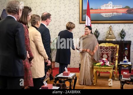 Kathmandu, Nepal. Februar 2020. First Lady Elke Büdenbender, Ehefrau des deutschen Bundespräsidenten, trifft auf Bidhya Devi Bhandari, den Präsidenten Nepals. Etwa fünf Jahre nach dem schweren Erdbeben in Nepal reist Büdenbender als Patronin von Unicef ins Himalaya-Land. Kredit: Sina Schuldt / dpa / Alamy Live News Stockfoto