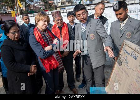 Kathmandu, Nepal. Februar 2020. First Lady Elke Büdenbender, Ehefrau des Bundespräsidenten, spricht mit Aminson Moktan (zweite von links) über ein von UNICEF unterstütztes und von Kindern gelaufene Programm zur Bekämpfung der Cholera. Etwa fünf Jahre nach dem schweren Erdbeben in Nepal reist Büdenbender als Patronin von Unicef ins Himalaya-Land. Kredit: Sina Schuldt / dpa / Alamy Live News Stockfoto