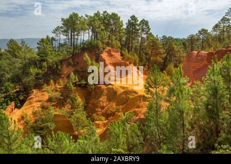 Roussillon Ocher Steinbrüche unter dem Sonnenlicht und einem bewölkten Himmel In Frankreich Stockfoto