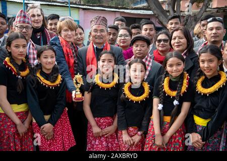 Kathmandu, Nepal. Februar 2020. First Lady Elke Büdenbender, Ehefrau des Bundespräsidenten, besucht ein von UNICEF unterstütztes und von Kindern gelaufene Programm zur Bekämpfung der Cholera. Etwa fünf Jahre nach dem schweren Erdbeben in Nepal reist Büdenbender als Patronin von Unicef ins Himalaya-Land. Kredit: Sina Schuldt / dpa / Alamy Live News Stockfoto