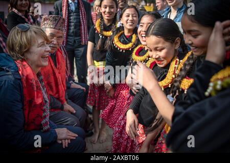 Kathmandu, Nepal. Februar 2020. First Lady Elke Büdenbender, Ehefrau des Bundespräsidenten, besucht ein von UNICEF unterstütztes und von Kindern gelaufene Programm zur Bekämpfung der Cholera. Etwa fünf Jahre nach dem schweren Erdbeben in Nepal reist Büdenbender als Patronin von Unicef ins Himalaya-Land. Kredit: Sina Schuldt / dpa / Alamy Live News Stockfoto