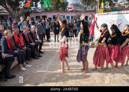 Kathmandu, Nepal. Februar 2020. First Lady Elke Büdenbender, Ehefrau des Bundespräsidenten, beobachtet Mädchen, die mit Chiri Babu Maharjan, Bürgermeister von Kathmandu, bei einem von der UNICEF unterstützten und von Kindern geleiteten Programm zur Bekämpfung der Cholera tanzen. Etwa fünf Jahre nach dem schweren Erdbeben in Nepal reist Büdenbender als Patronin von Unicef ins Himalaya-Land. Kredit: Sina Schuldt / dpa / Alamy Live News Stockfoto