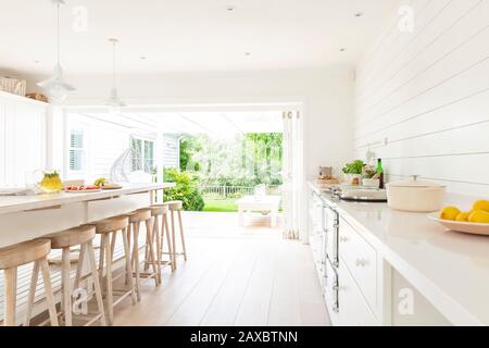 Schlichtes weißes Zuhause präsentieren Innenküche offen auf Terrasse Stockfoto