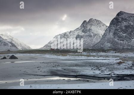 Blick auf schneebedeckte Berge Skagsanden Lofoten Norwegen Stockfoto