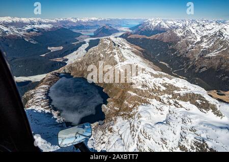 Hubschrauberblick auf den See Unknown, einen Gletschersee hoch über dem Dart River Valley, Neuseeland Stockfoto