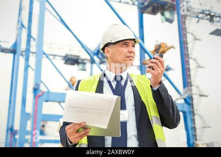 Dockmanager mit Walkie-Talkie und Clipboard auf der Werft Stockfoto