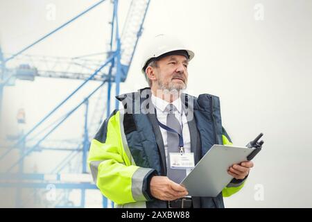 Dockmanager mit Clipboard auf der Werft Stockfoto