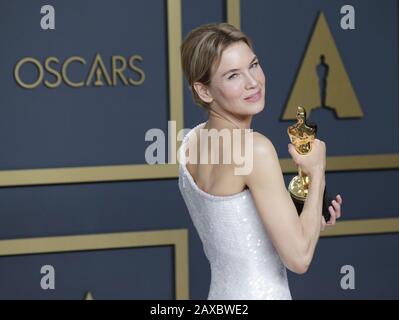 Los Angeles, Vereinigte Staaten. Februar 2020. Renee Zellweger, Gewinnerin der Besten Schauspielerin in einer Hauptrolle für "Judy" erscheint mit ihrem Oscar während der 92. Jährlichen Oscarverleihung im Loews Hollywood Hotel in der Hollywood-Sektion von Los Angeles am Sonntag, 9. Februar 2020, auf der Bühne. Foto von John Angelillo/UPI Credit: UPI/Alamy Live News Stockfoto