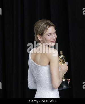 Los Angeles, Vereinigte Staaten. Februar 2020. Renee Zellweger, Gewinnerin der Besten Schauspielerin in einer Hauptrolle für "Judy" erscheint mit ihrem Oscar während der 92. Jährlichen Oscarverleihung im Loews Hollywood Hotel in der Hollywood-Sektion von Los Angeles am Sonntag, 9. Februar 2020, auf der Bühne. Foto von John Angelillo/UPI Credit: UPI/Alamy Live News Stockfoto