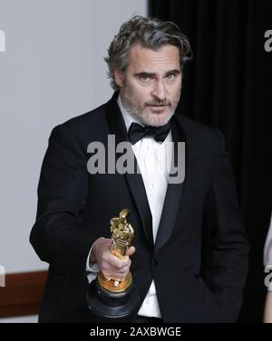 Los Angeles, Vereinigte Staaten. Februar 2020. Joaquin Phoenix, Gewinner des Besten Schauspielers in einer Hauptrolle für "Joker", kommt mit seinem Oscar während der 92. Jährlichen Oscarverleihung im Loews Hollywood Hotel in der Hollywood-Sektion von Los Angeles am Sonntag, 9. Februar 2020 auf die Bühne. Foto von John Angelillo/UPI Credit: UPI/Alamy Live News Stockfoto