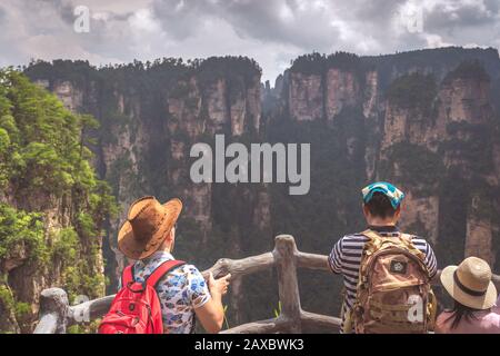 Zhangjiajie, China - August 2019: Touristen bewundern den Blick auf den Aussichtspunkt Bridge Heaven Pillar, den Naturpark Avatar Mountains Stockfoto