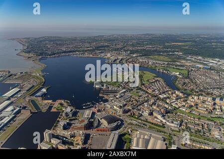 Aus der Vogelperspektive über das Stadtzentrum von Cardiff, die Hauptstadt von Wales Stockfoto