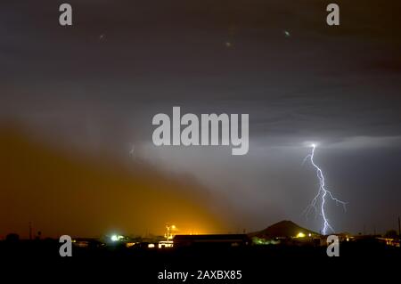 Eine massive Staumauer, die in einen ländlichen Bereich westlich von Phoenix Arizona eindeichen kann. Dieser Sturm kam in der Nacht herein und wurde erst enthüllt, als ein Blitz nea blitzte Stockfoto