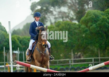 Teenager-Mädchen-Reitspringen Stockfoto