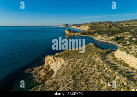 Die Küste von Alicante und Cala del Charco mit dem wehrhaften Turm des 17. Jahrhunderts, Villajoyosa, Provinz Alicante, Spanien Stockfoto