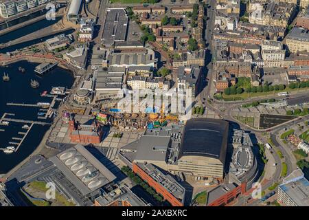 Aus der Vogelperspektive über das Stadtzentrum von Cardiff, die Hauptstadt von Wales Stockfoto