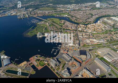 Aus der Vogelperspektive über das Stadtzentrum von Cardiff, die Hauptstadt von Wales Stockfoto