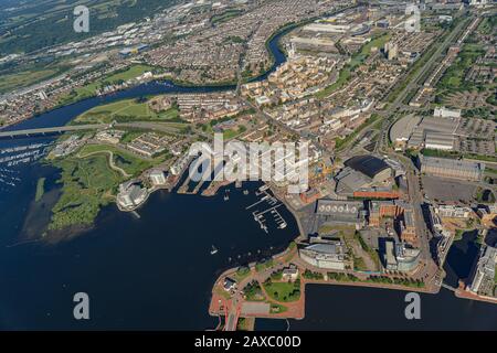 Aus der Vogelperspektive über das Stadtzentrum von Cardiff, die Hauptstadt von Wales Stockfoto