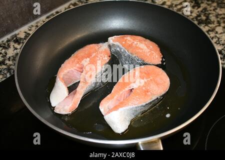 Roter Fisch in einer Pfanne aus nächster Nähe Stockfoto
