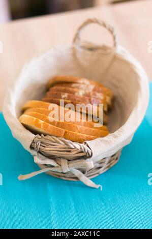 Vertikale Aufnahme von mehreren Broten im Korb Stockfoto