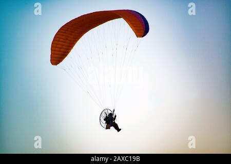 Vintage Retro Effekt gefiltertes Reisefilter im Hippestil Bild des Freedom Flight Concept - Paraplane oben in den Himmel Stockfoto