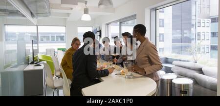 Geschäftsleute genießen Sushi-Mittagessen Stockfoto