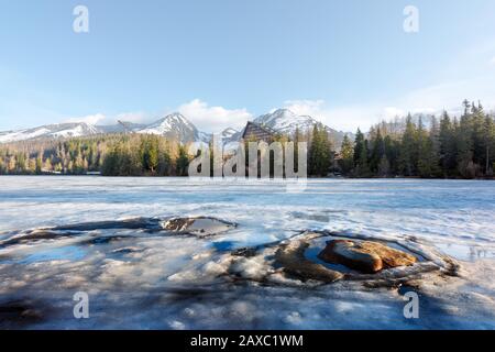 Bergsee Strbske pleso (Strbske See) im Frühjahr. Nationalpark hohe Tatra, Slowakei. Landschaftsfotografie Stockfoto