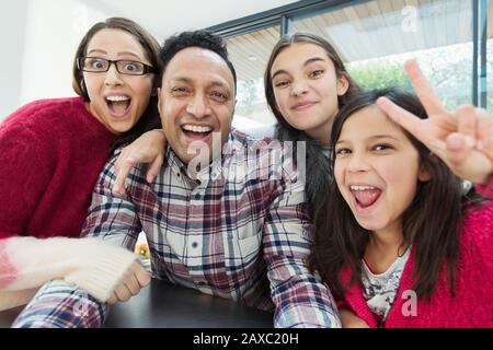 Porträt verspielte, glückliche Familie Stockfoto