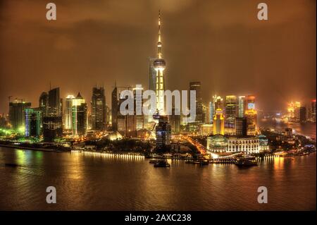 Nocturne Blick auf den modernen Pudong Finanzbezirk in Shanghai. Stockfoto