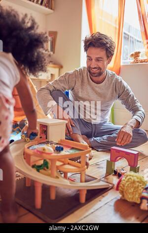 Vater und Tochter spielen mit Spielzeug Stockfoto