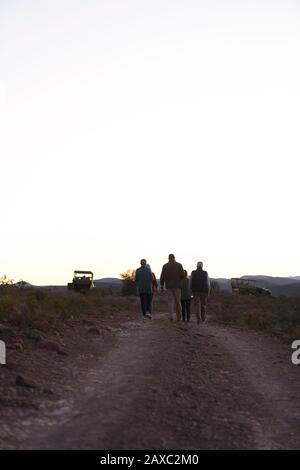 Safari-Tour-Gruppe, die auf der Dirt-Road spazieren geht Stockfoto