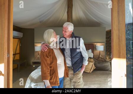 Glückliches älteres Paar im Hotelzimmer der Safari-Lodge Stockfoto