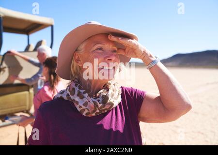 Portrait fröhliche ältere Frau auf Safari Stockfoto