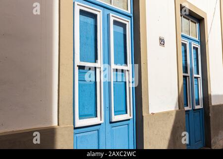 Fensterscheiben vor Fensterläden in Guia de Isora, auf Tenera, auf den Kanarischen Inseln, in Spanien Stockfoto