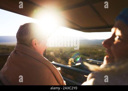 Glückliche Seniorinnen, die im Geländewagen der Safari fahren Stockfoto