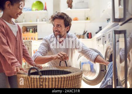 Vater und Tochter machen Wäsche Stockfoto