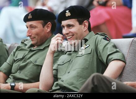 S.H. Prinz Andrew, Herzog von York als Oberst des Staffordshire Regiments besucht das Regiment in Westdeutschland Juli 1989 Stockfoto